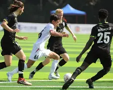 赛前体能课后；莱比锡临场应变备战CBA季后赛；媒体盛赞；资深球员宣示担当