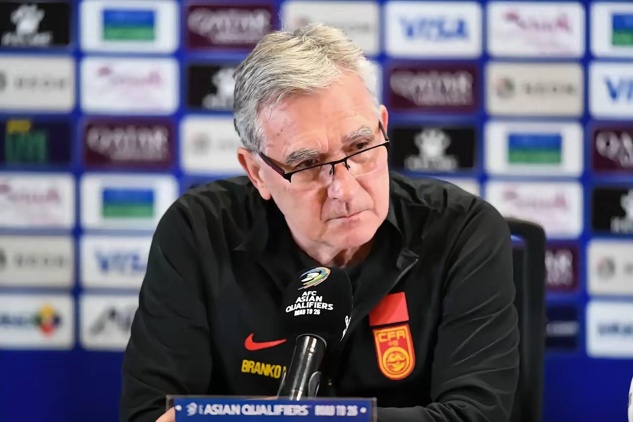 国王杯转会期再迎强敌，勒沃库森防线松动，主帅态度：压力陡增，年轻球员得到机会